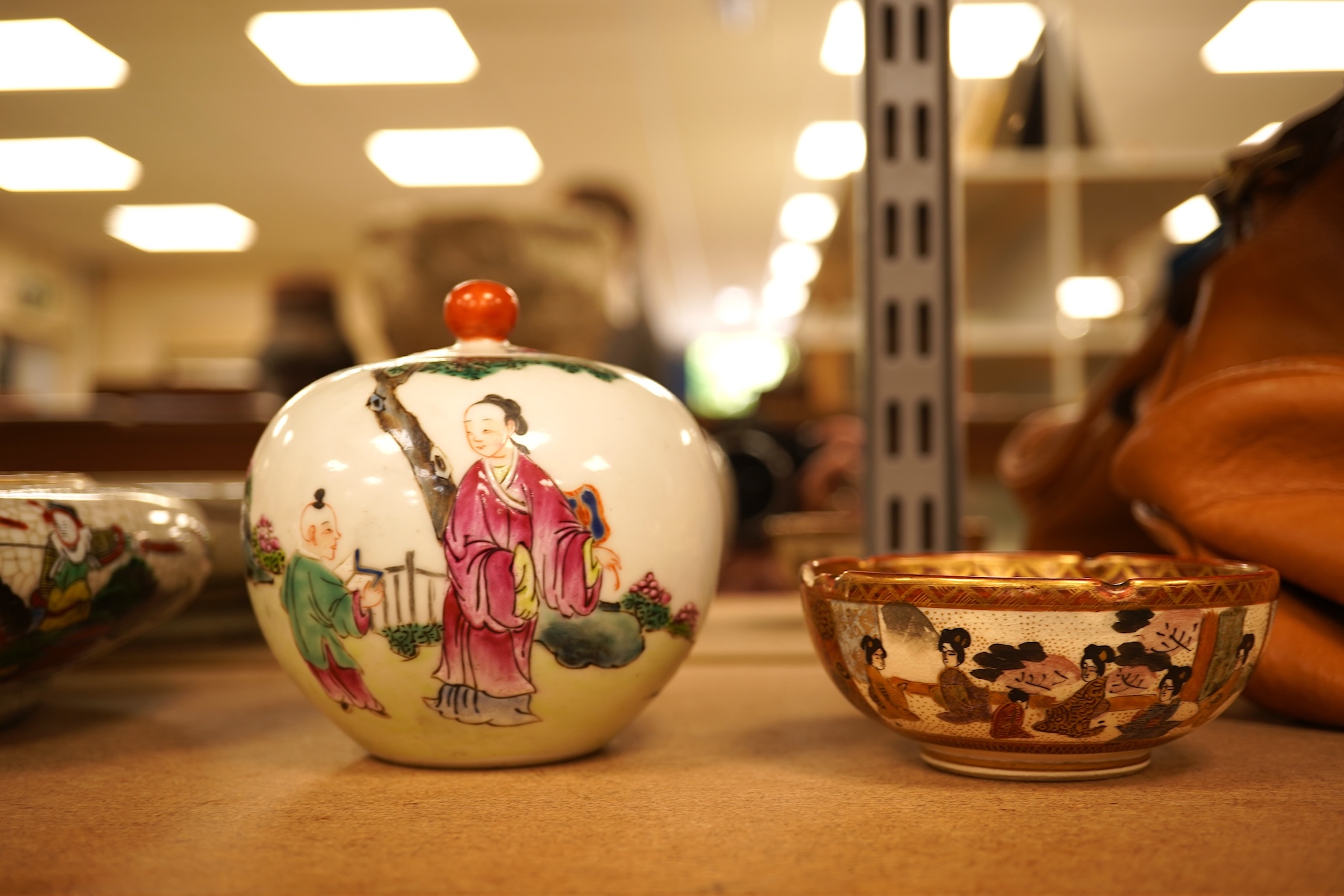 A mixed group of Chinese and Japanese ceramics (6)